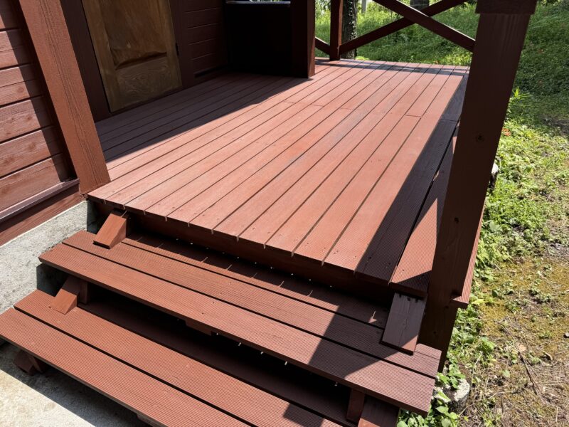 玄関前もバッチリ塗装しました。<br />木材は色褪せや劣化が目立ちますので、定期的なメンテナンスが欠かせません。