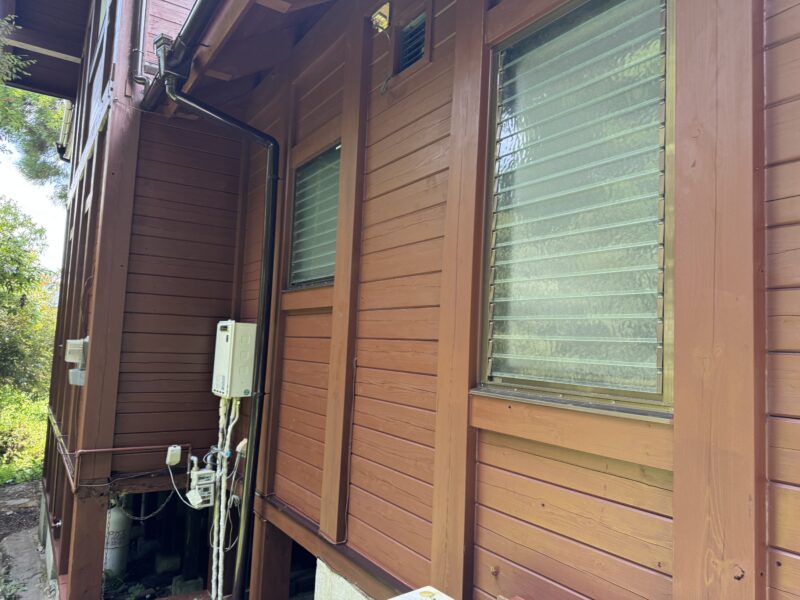 日当たりが悪く藻だらけだった箇所も、木本来の温かみのある仕上がりになりました。