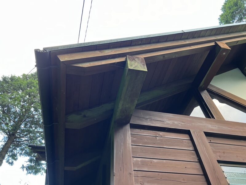 軒天も汚れ、蜘蛛の巣があり経年を感じます。