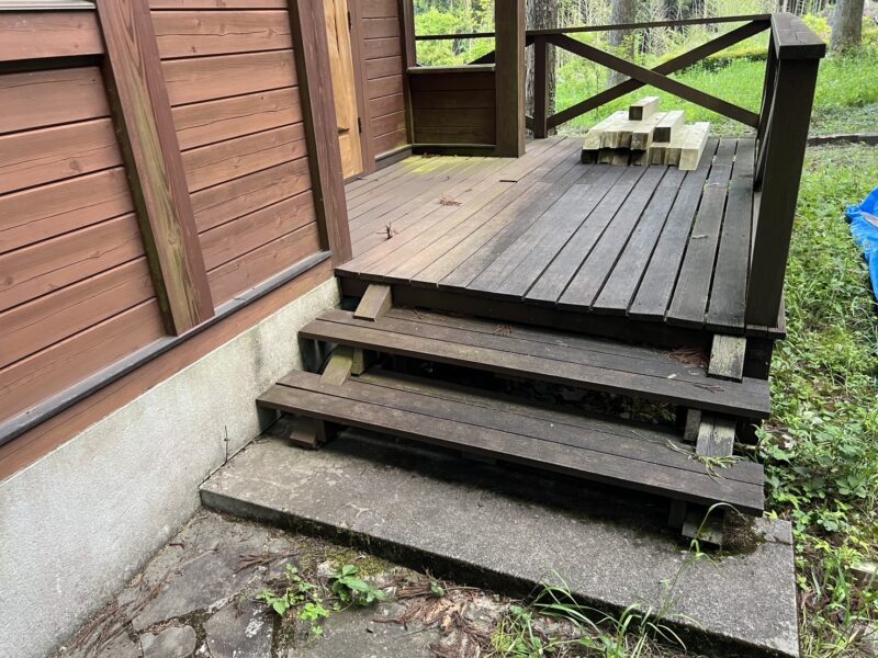 玄関前も塗装し、綺麗にしていきます。