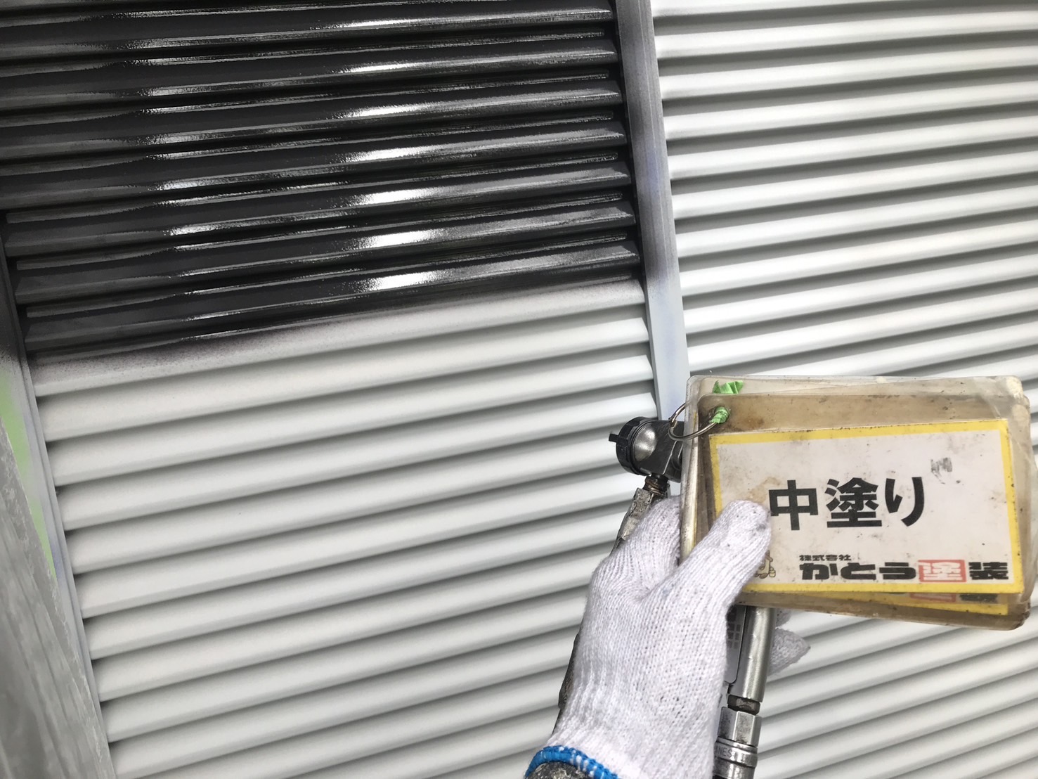 合志市T様邸外壁塗装，雨戸の吹付塗装をおこないました