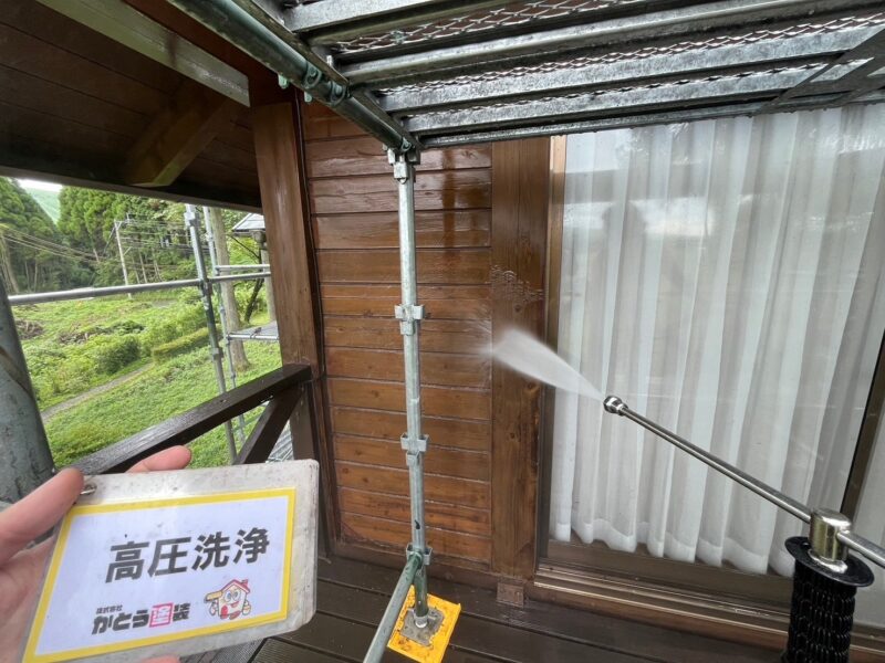 外壁の高圧洗浄の様子です。