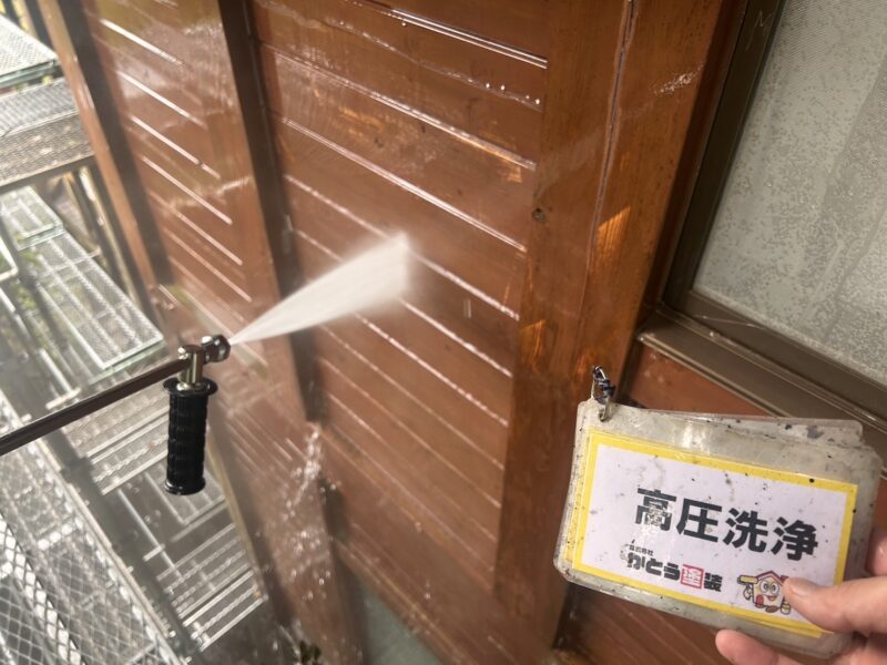 塗装を始める前に、高圧洗浄をしてしっかり汚れを落とします。