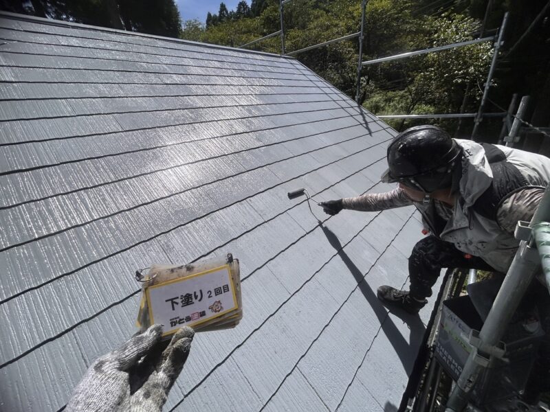 下塗りは2回おこない、塗膜をしっかり作ります。