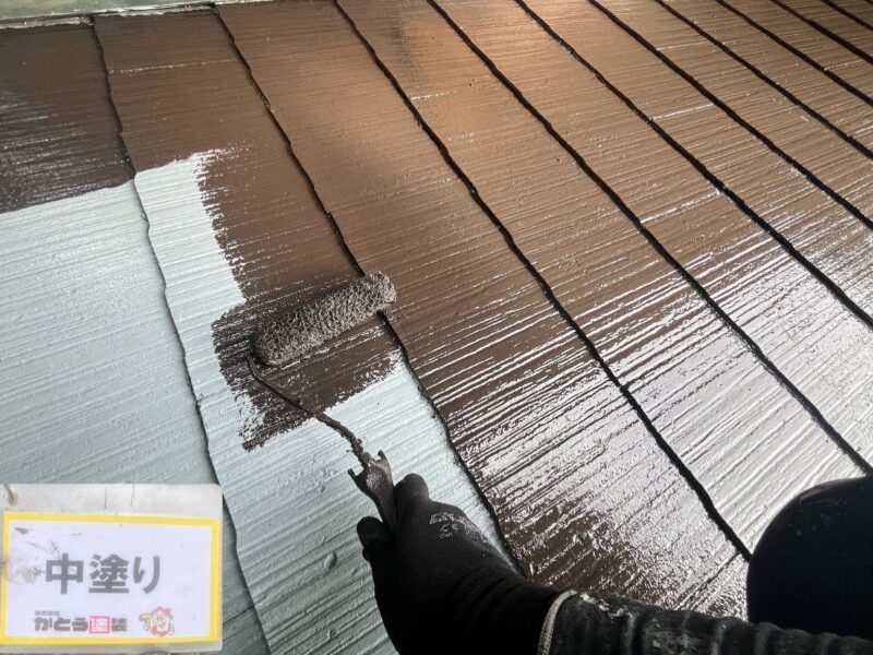 中塗りの様子です。<br />下塗り同様、塗り残しがないように丁寧に施工します。