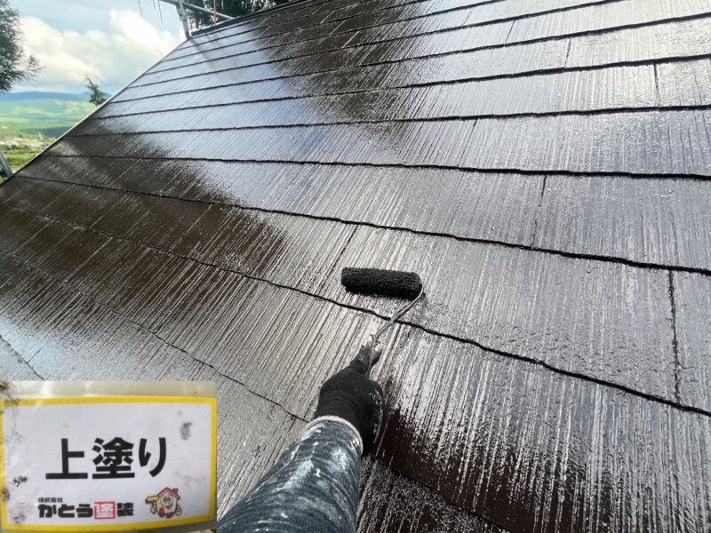 上塗りの様子です。<br />木の陰が写り込むほどの艶です。