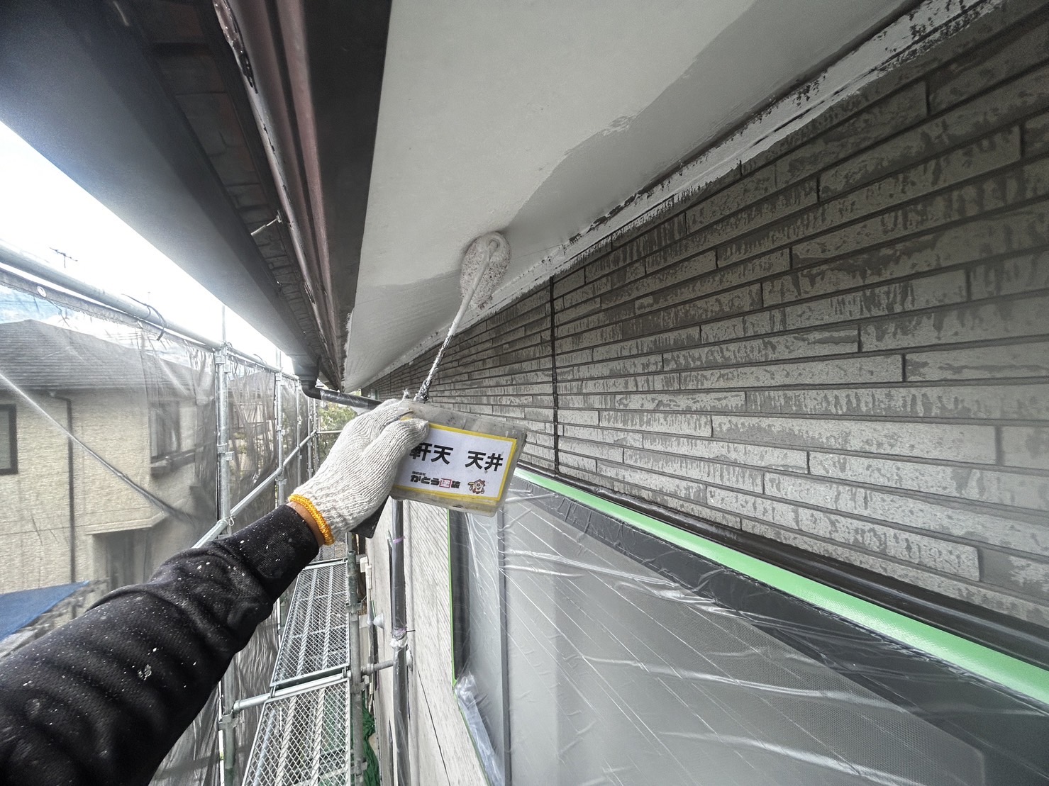 合志市K様邸外壁塗装，養生し軒天の塗装をおこないました