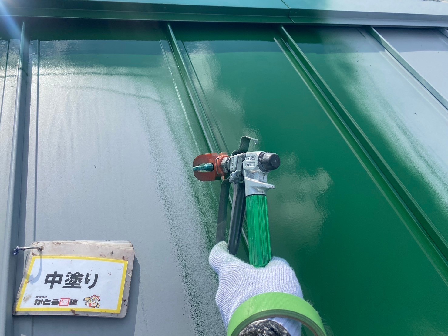 上益城郡N様邸屋根塗装，無機塗料で中塗り吹付塗装をおこないました