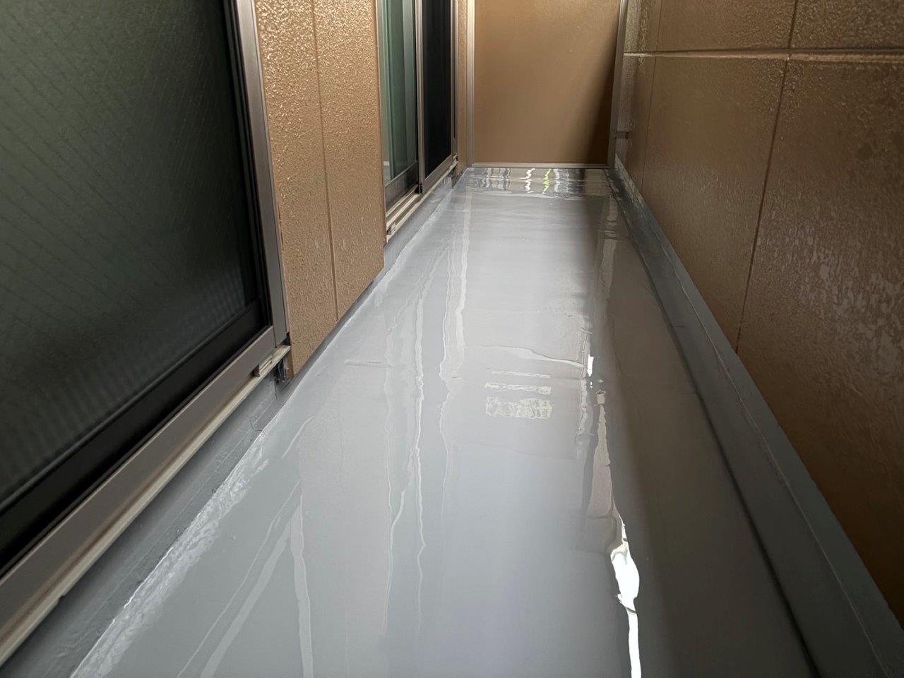 熊本市西区アパート塗装，陸屋根防水塗装　上塗り