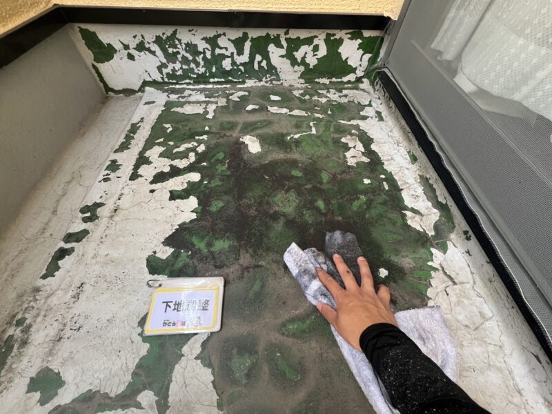 アセトンで表面のワックス成分を拭き取ります。