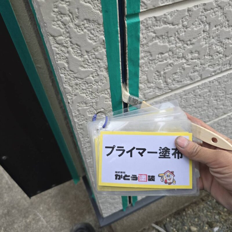 刷毛で均一に、プライマー塗布していきます。