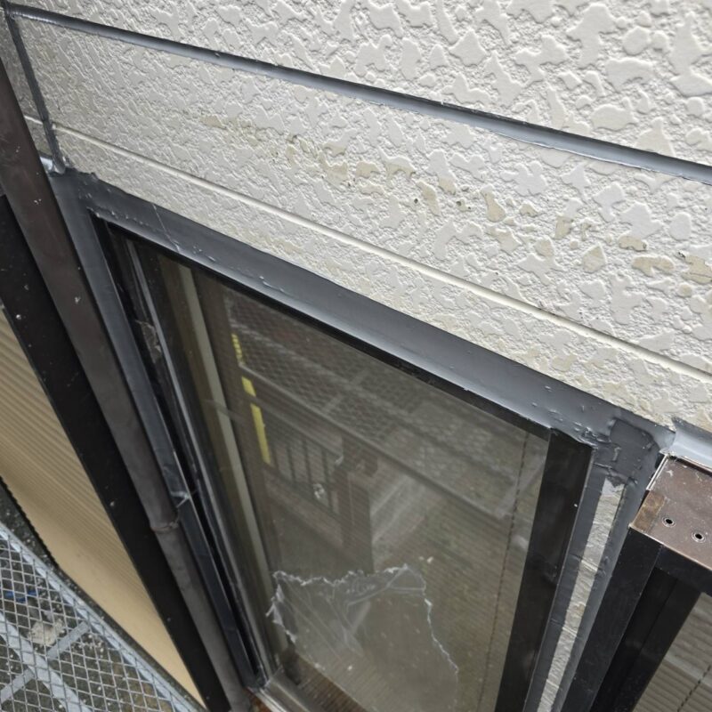 外壁だけでなく、サッシ部分のシーリングも打ち直しています。