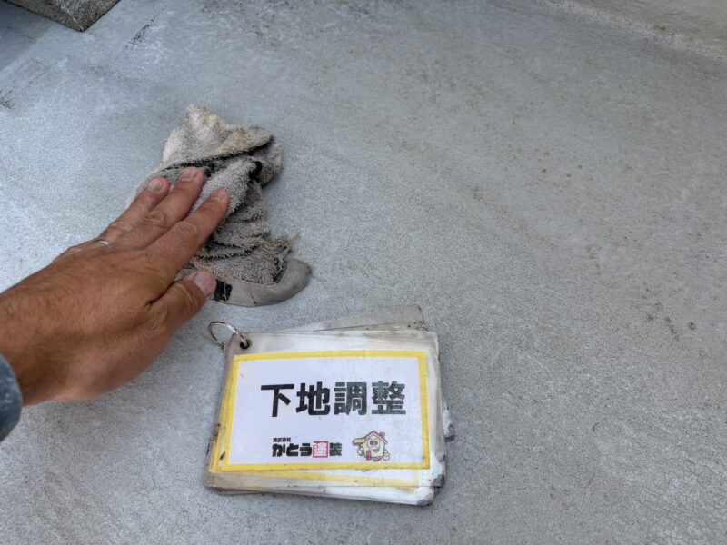 ケレン後に油分が出るため、拭き取りをおこないます。