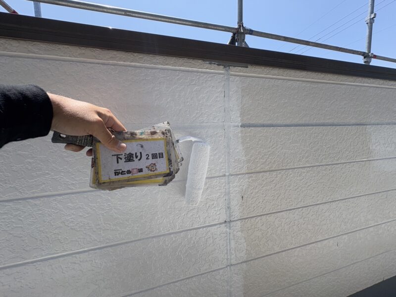 下塗り2回目の様子です。<br />塗装で一番大切な工程になりますので、丁寧にムラなく施工します。