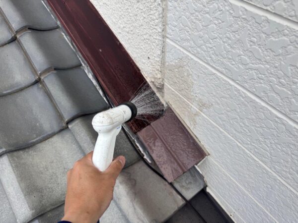 雨漏りの原因を探るために、散水し調査をします。