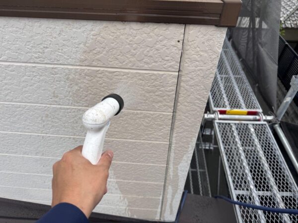 雨漏りしそうな箇所に目星をつけ、散水し、赤外線カメラで確認していきます。