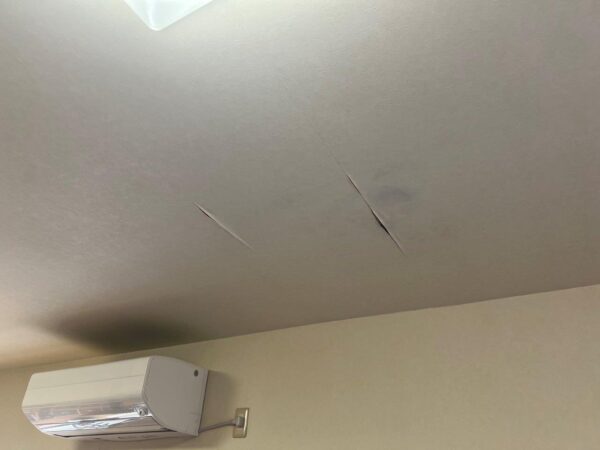 室内から、天井の雨染みを確認しました。<br />クロスが剥がれてきています。