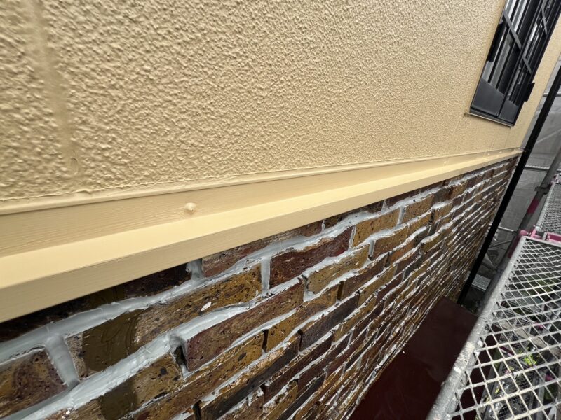 中間水切りを新設しました。<br />中間水切りがない場合、雨水が外壁や基礎に侵入しやすくなり、腐食や雨漏りのリスクが高まります。