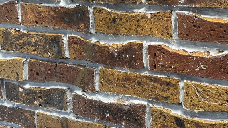 水の侵入経路は目視では特定が困難かつ、家の作りや状態によって、雨漏りの原因はさまざまです。<br />雨漏り解決実績が豊富な職人が施工にあたりますので、安心してお気軽にご相談くださいね。