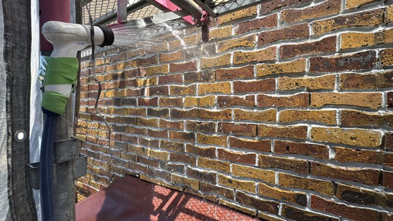 後日、再度散水し、雨漏りが確実に止まったことを確認しました。