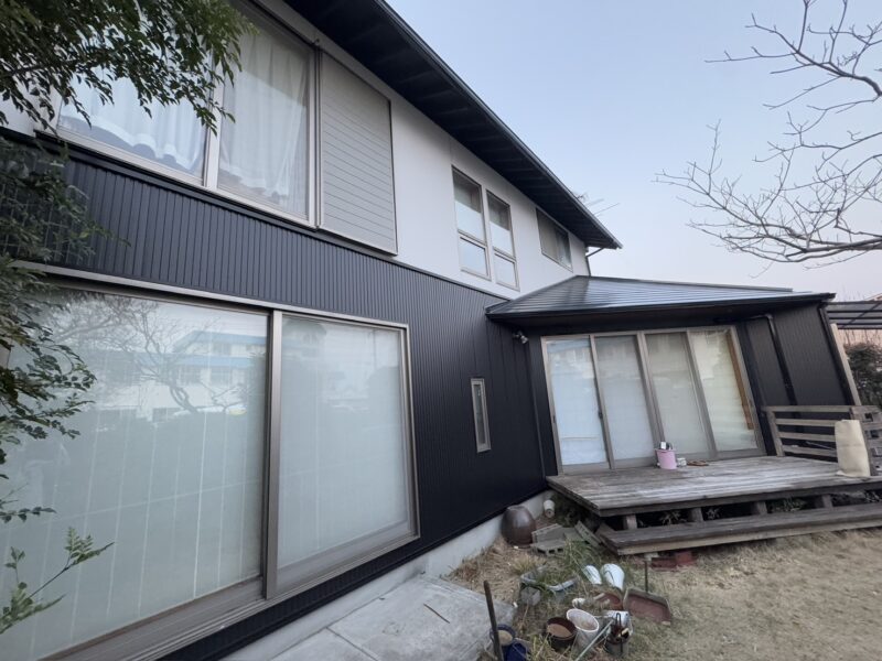 雨水の流れがスムーズになるため、汚れが付きにくいというメリットがある、縦張りにて今回施工しています。