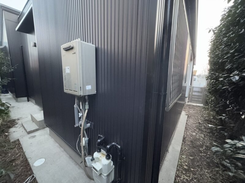 金属サイディングは、耐久性・断熱性・耐震性など多くのメリットがあり、リフォームだけでなく新築の住宅でもよく採用されるようになりました。