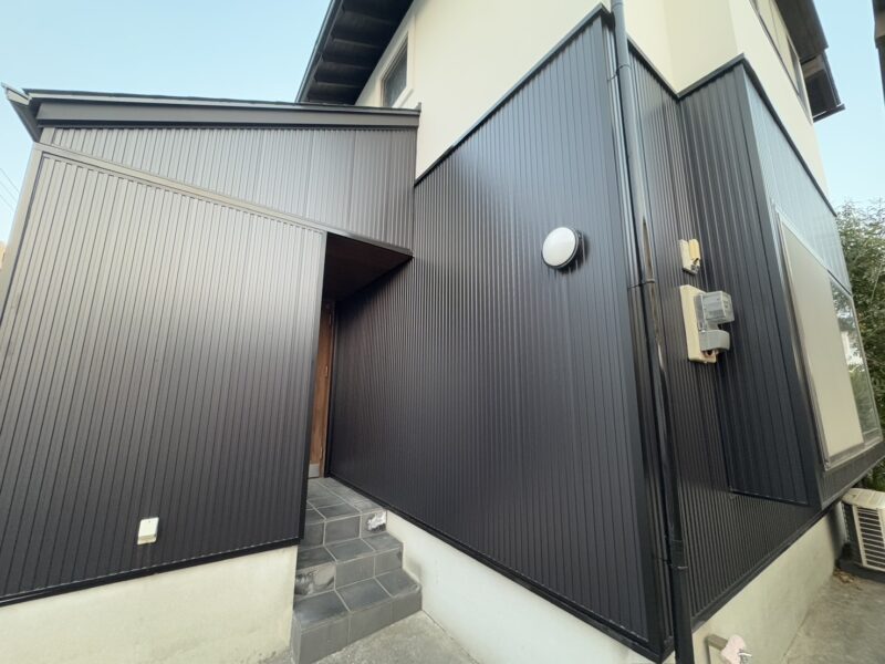 サイディングを縦張りしたことで、縦のラインが強調され、スタイリッシュかつ洗練された外観に仕上がりました。