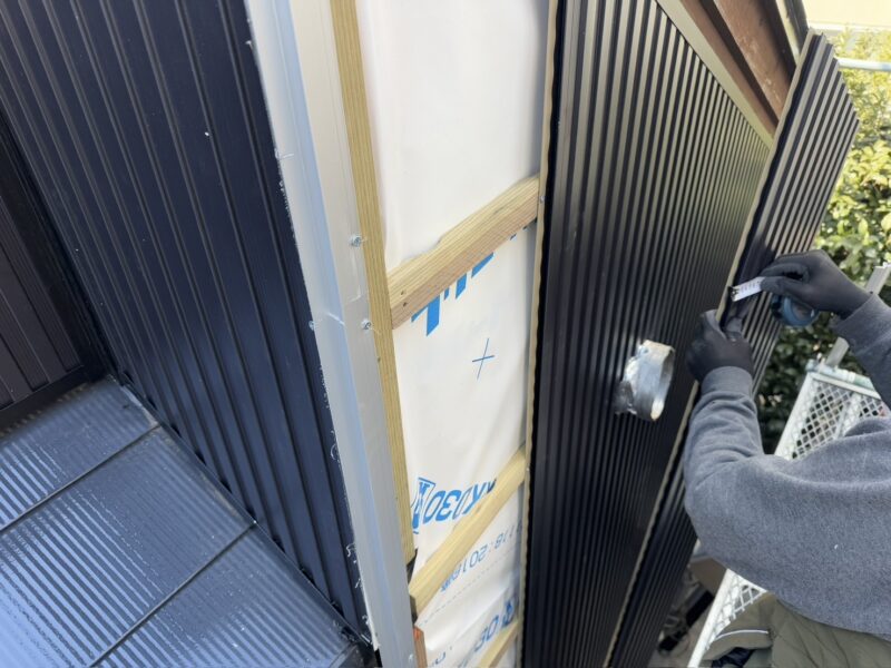 隙間なく慎重に取り付けていきます。