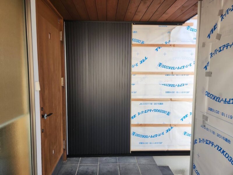 見切縁と金物を取り付けます。<br />金属サイディングを差し込んで固定する役割を持っています。