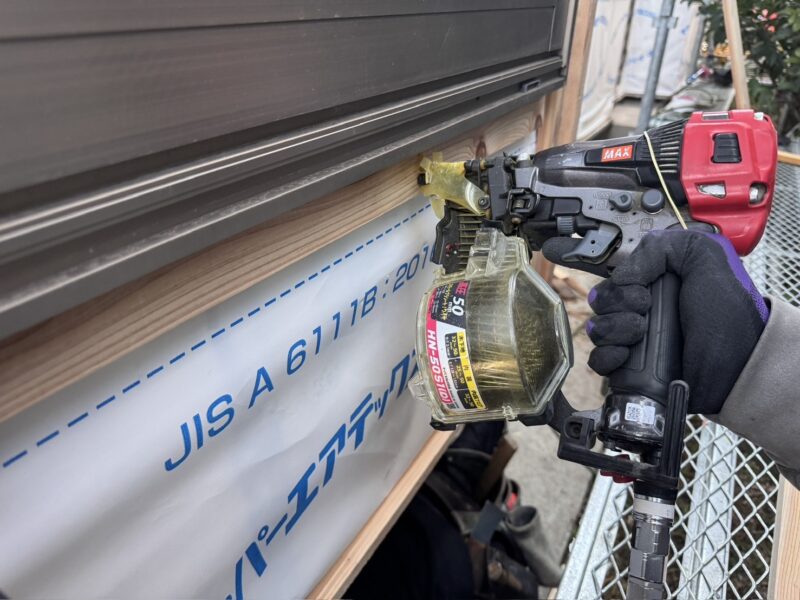 サイズに合わせてカットした胴縁を取り付けていきます。