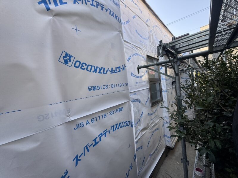 新しい防水シートを貼り付けます。