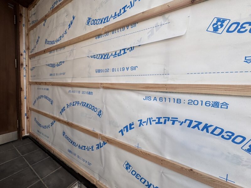 胴縁を取り付けることで、空気層ができ、仮に外壁内に雨水がしても排出されます。