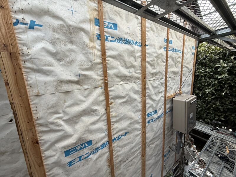 外壁内部に雨水が侵入し、木は腐っていました。