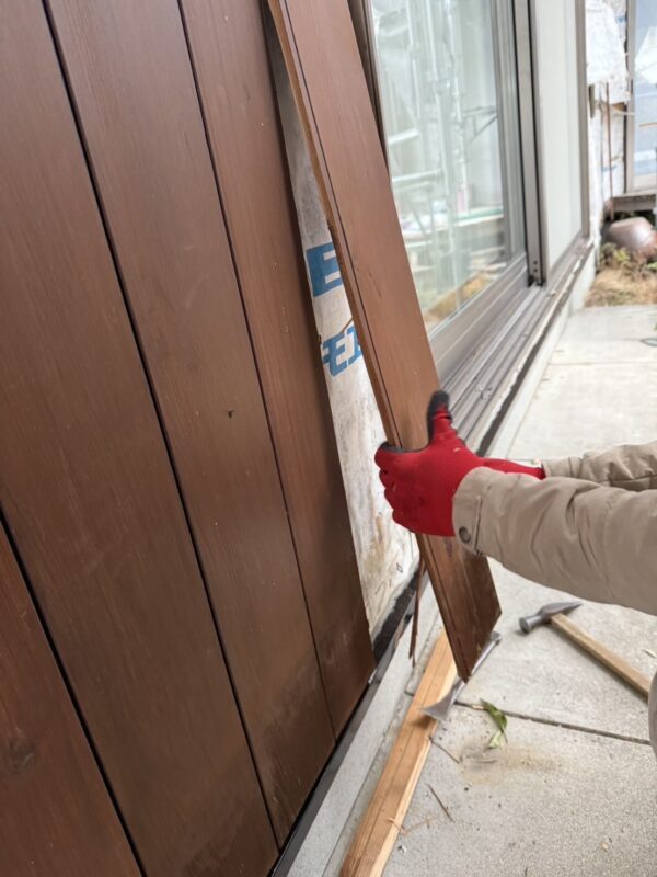 一階部分の外壁の張り替え工事をおこないますので、既存の木部外壁を剥がしていきます。