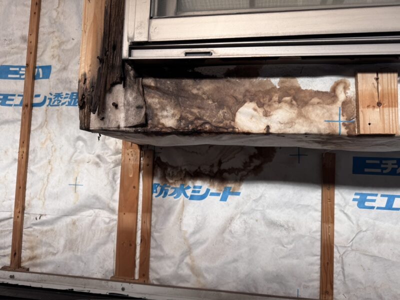 雨染みの感じから、慢性的に内部に水が浸入していたようです。