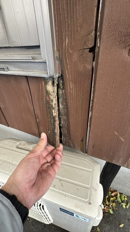 塗装だけでは原状回復が見込めないため、今回は外壁を金属サイディングで張替えする方法をご提案いたしました。