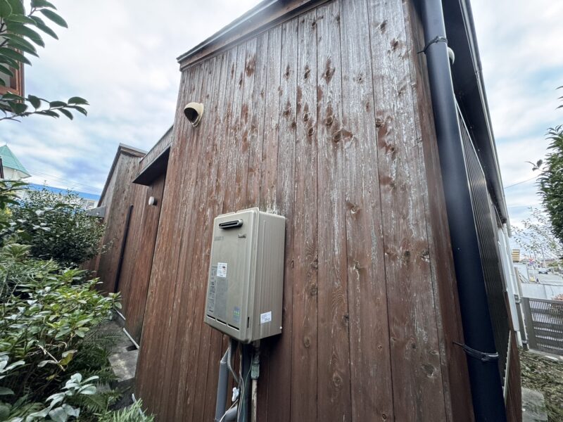 給湯器なども一旦すべて外してから、金属サイディングを張る予定です。