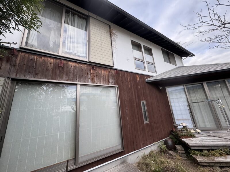 一階部分の木部が剥がれている箇所があり、放っておくと雨漏りの原因となる恐れがあります。