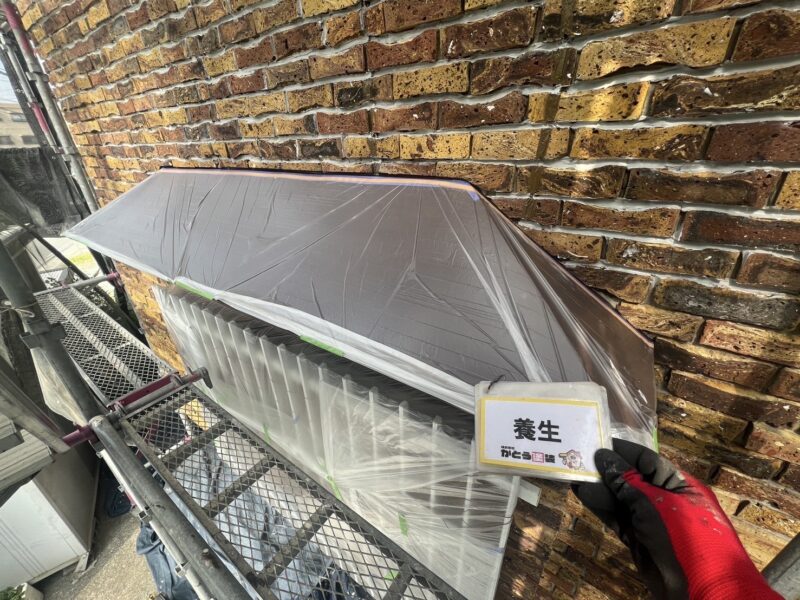 塗料が付着しないよう、しっかりと養生をおこないます。