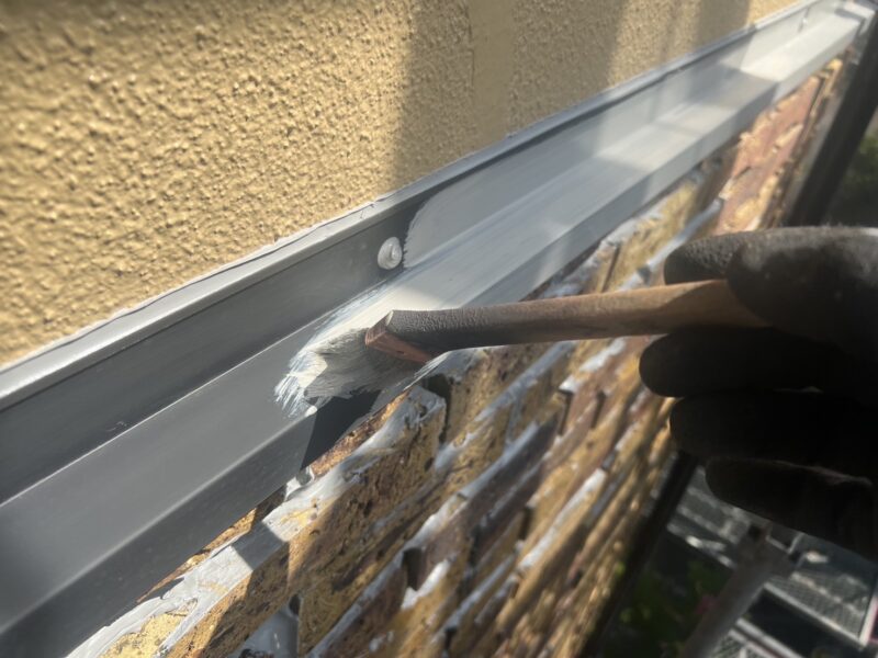 サビ止めを塗布し、その上に仕上げ塗りをおこないます。