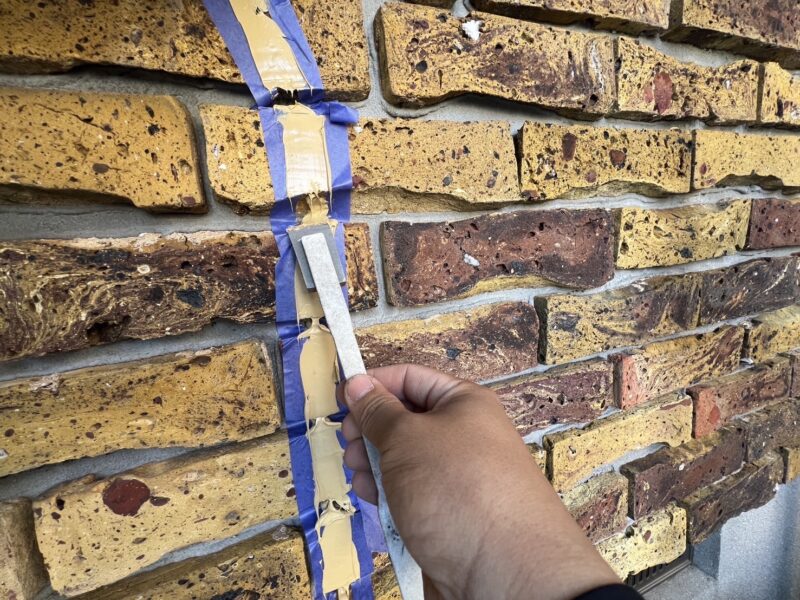 ヘラで押さえ、密着性を高めます。