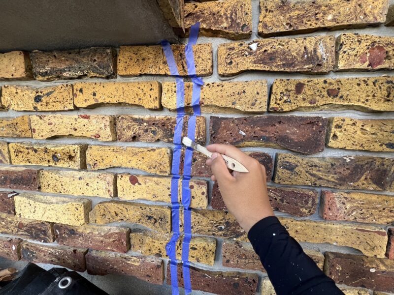 外壁のひび割れ箇所も、コーキングで補修します。