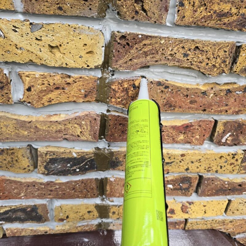 コーキング充填の様子です。