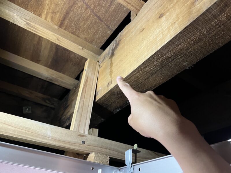 散水後、中を確認し入水箇所を特定します。