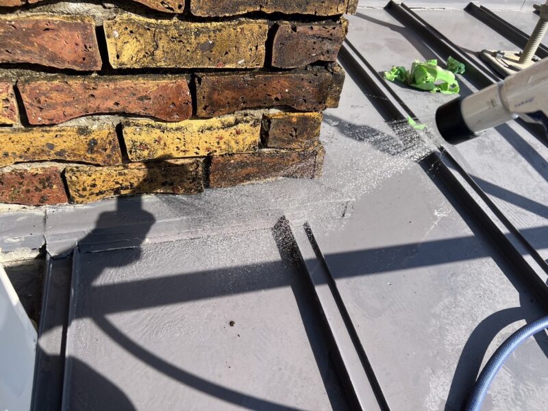 散水は晴れの日におこない、散水することで実際に雨の日の状況を再現しています。