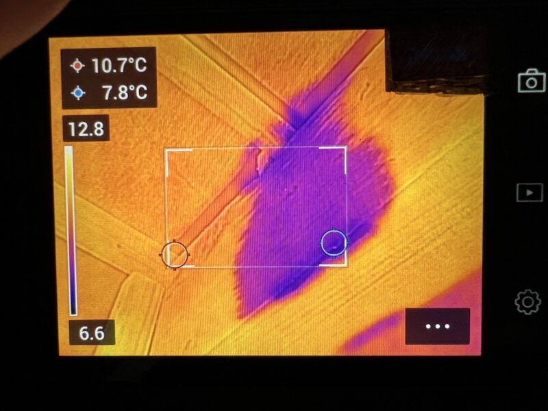 赤外線カメラで確認することができますので、お客様にもより分かりやすい雨漏り診断の内容となっています。