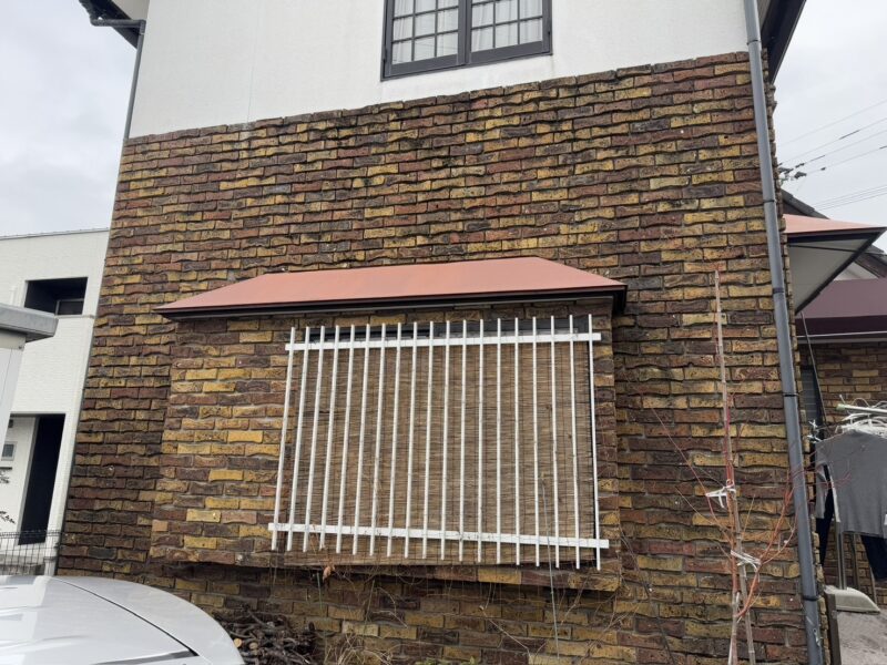 外壁の一階と二階の間には通常、雨水の侵入を防ぐ役割のある中間水切りを設けますが、こちらの住宅は設置されていませんでした。