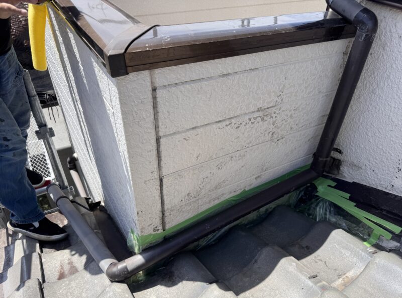 リビングの天井から雨漏りするとのことで、雨漏り調査・工事をご依頼いただきました。