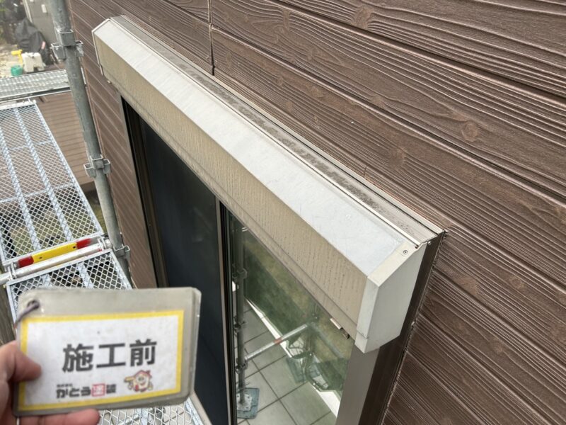 鉄部はすべてサビ止めを塗布し、その上から仕上げ塗りをおこないます。