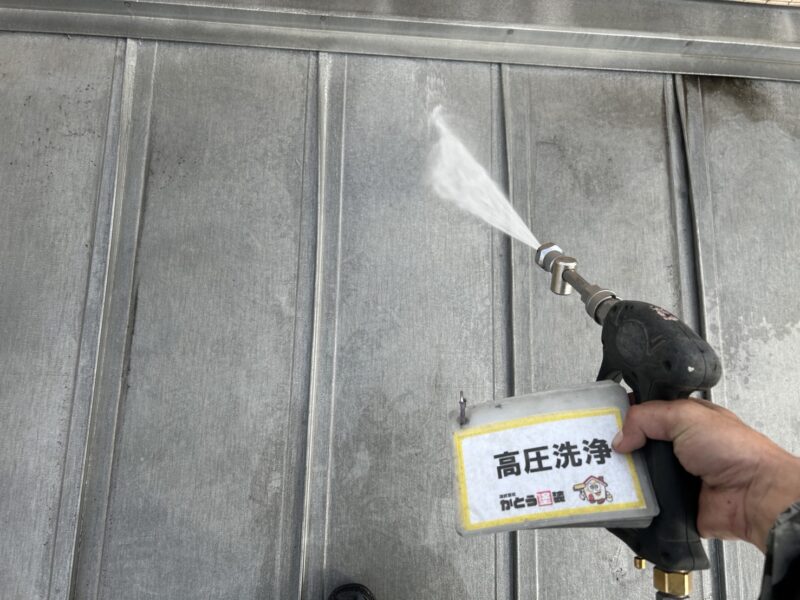 屋根の高圧洗浄の様子です。